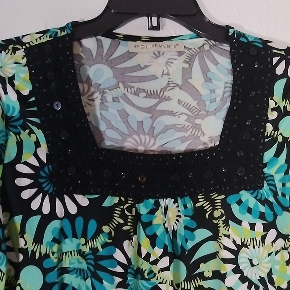 Top with sequence neckline.  NOT sure if size - Picture 2 of 6